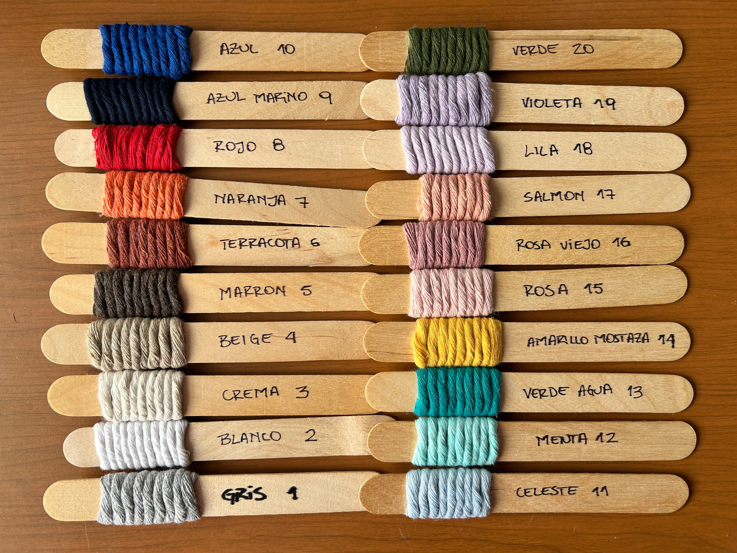 Letrero arcoíris macrame base madera