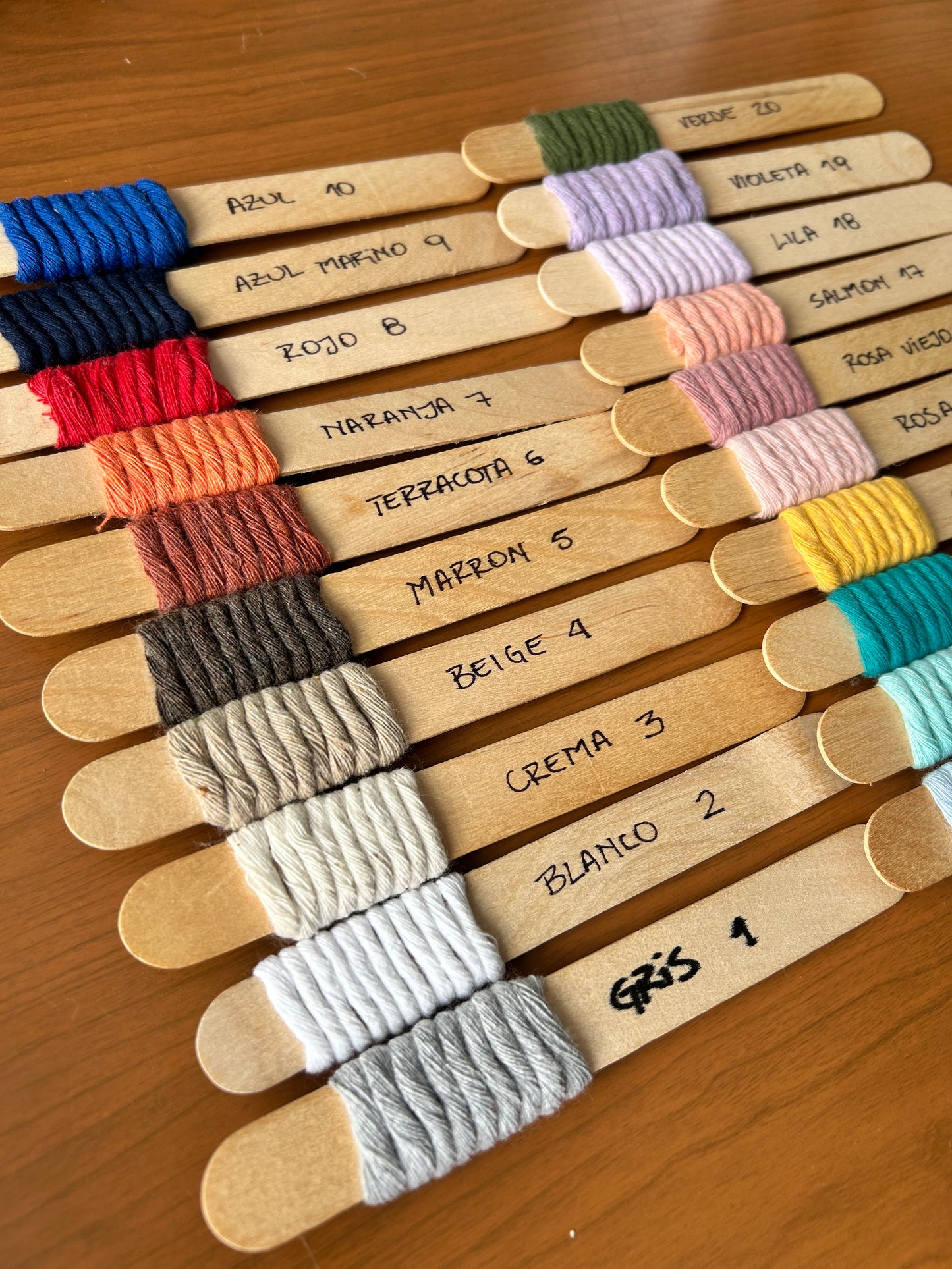 Letrero arcoíris macrame base madera