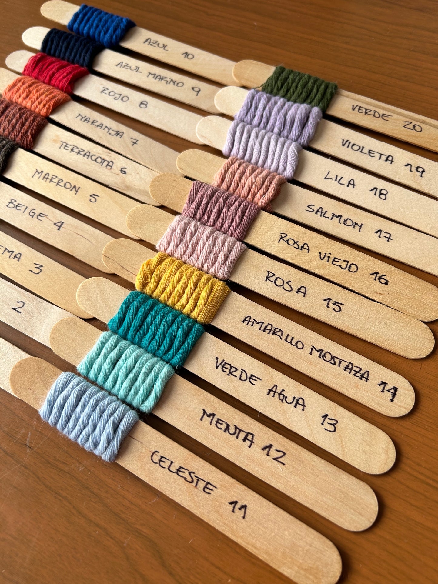 Letrero arcoíris macrame base madera
