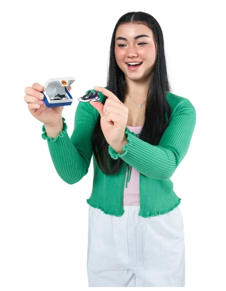 CÁPSULA SORPRESA MINI BRANDS SNEAKERS