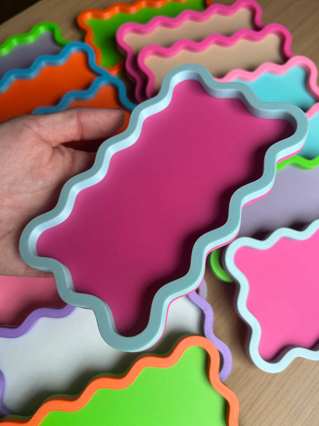 Bandeja de 9 × 15 cm con borde ondulado celeste y base rosa