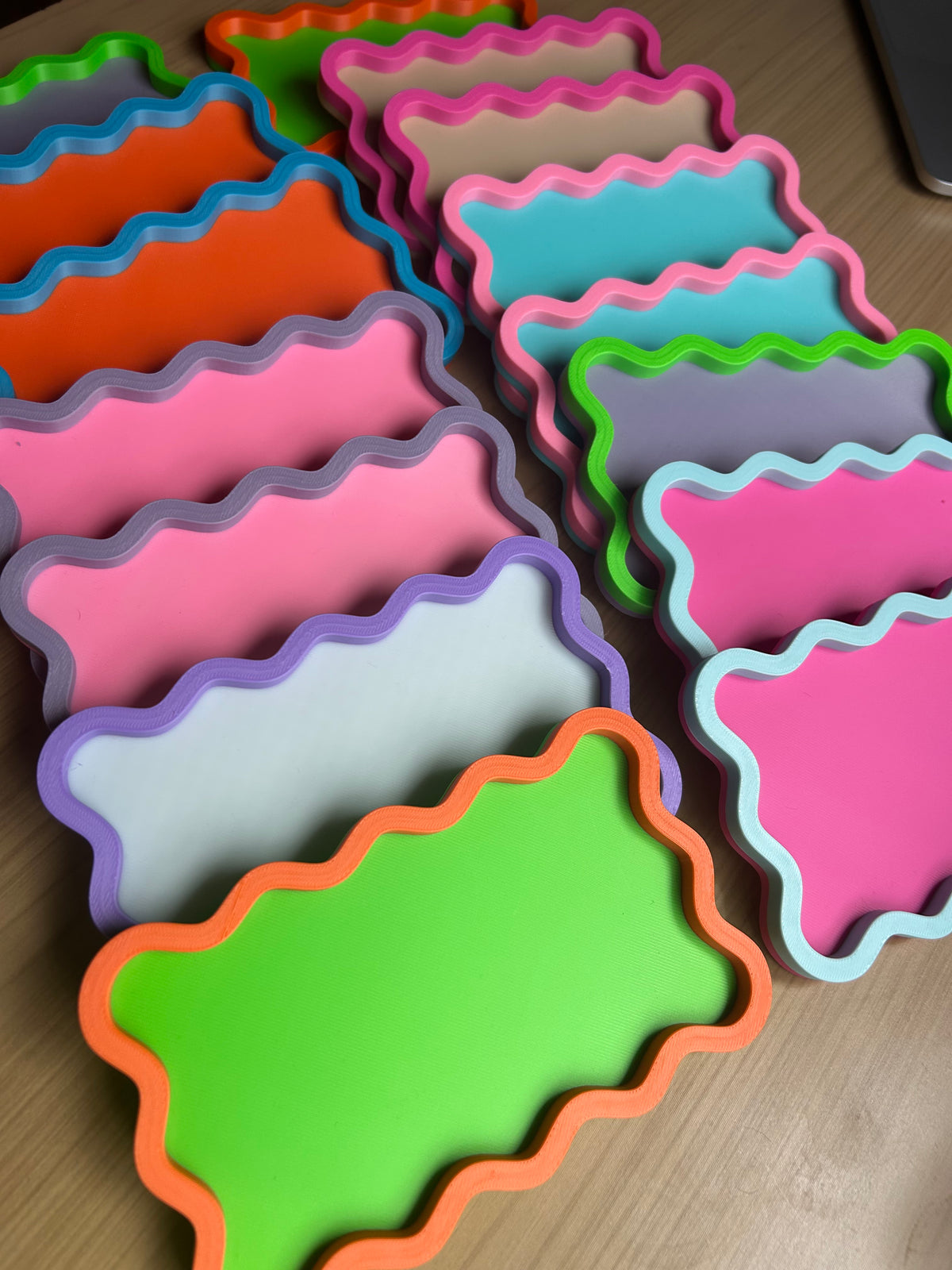 Bandejas de borde ondulado de 9 × 15 cm en distintas combinaciones de colores