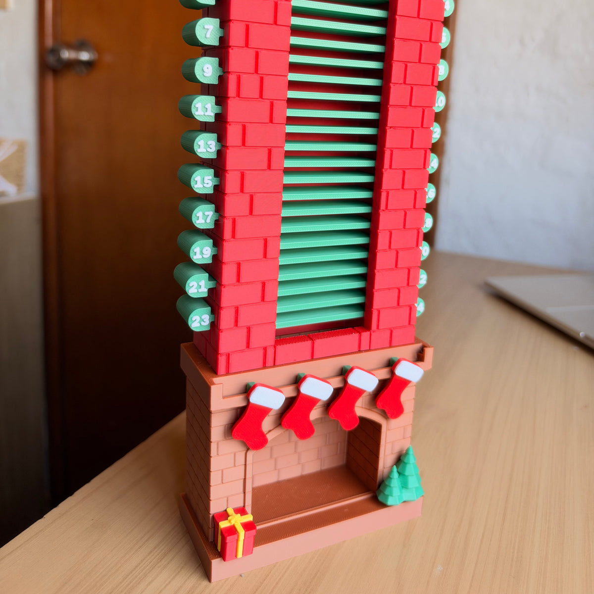 Detalle de las barritas numeradas y la base con decoración navideña