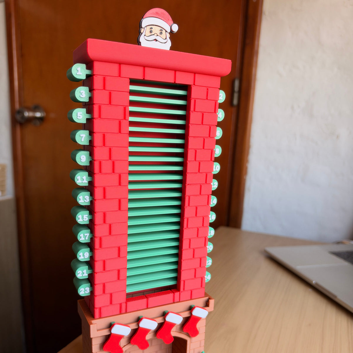 Calendario de Adviento con chimenea y Papá Noel