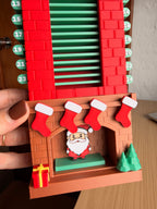 Papá Noel en la base de la chimenea del calendario de Adviento