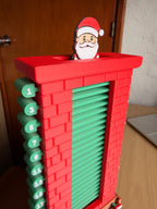 Detalle de Papá Noel en la parte superior de la chimenea y barritas numeradas