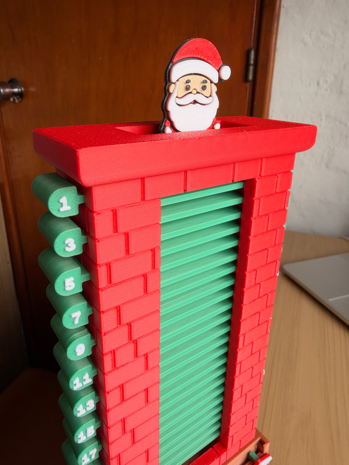 Detalle de Papá Noel en la parte superior de la chimenea y barritas numeradas