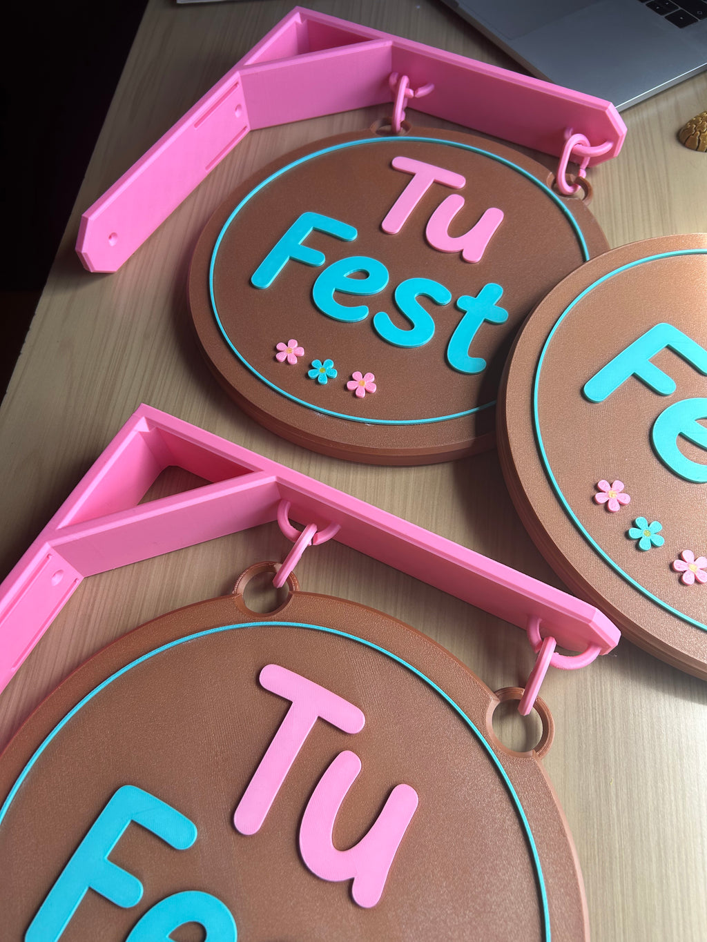 Detalle de cartel personalizado con logo y letras en relieve