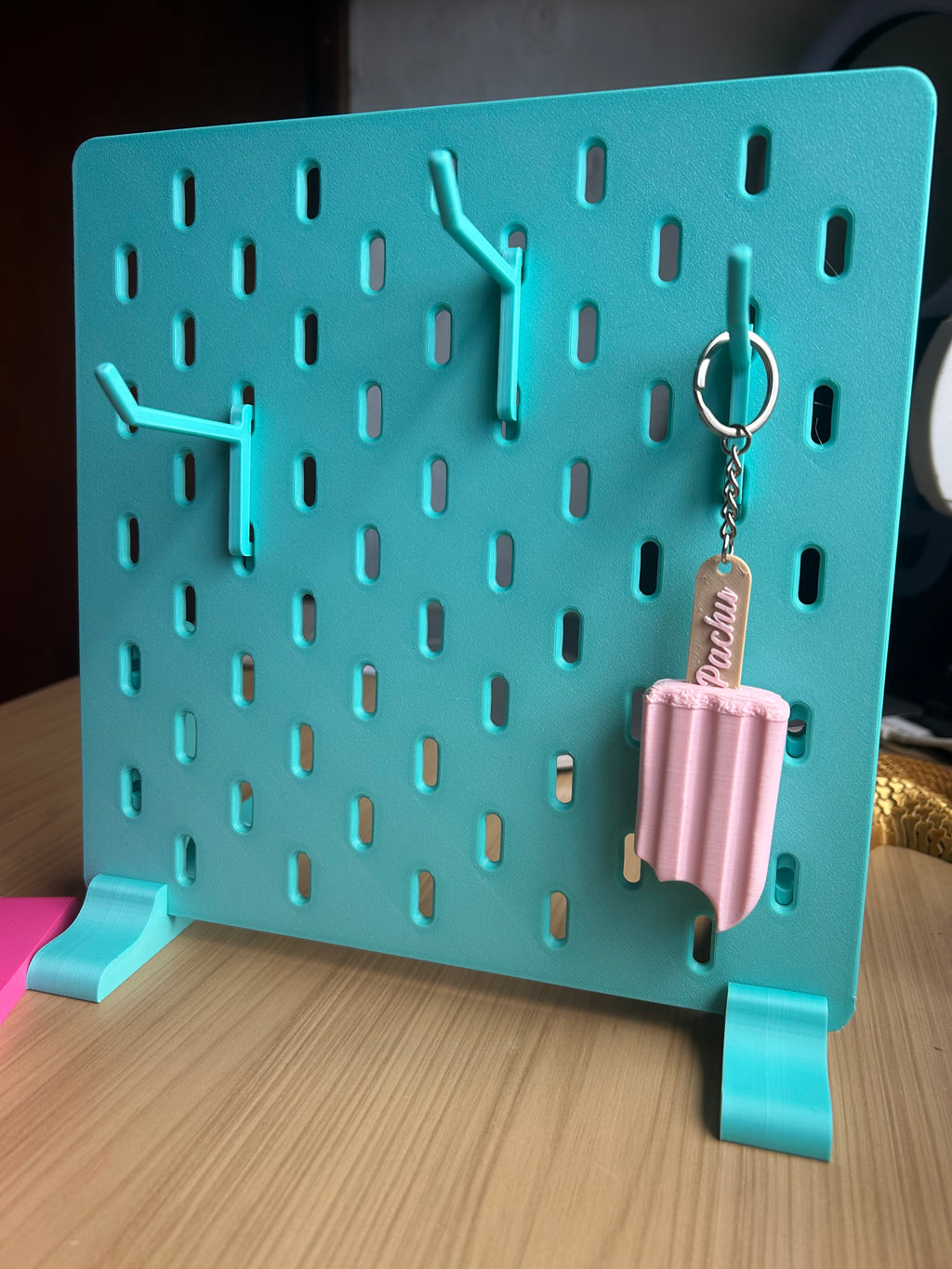 Expositor de mesa turquesa con ganchos y base de apoyo, personalizable en color