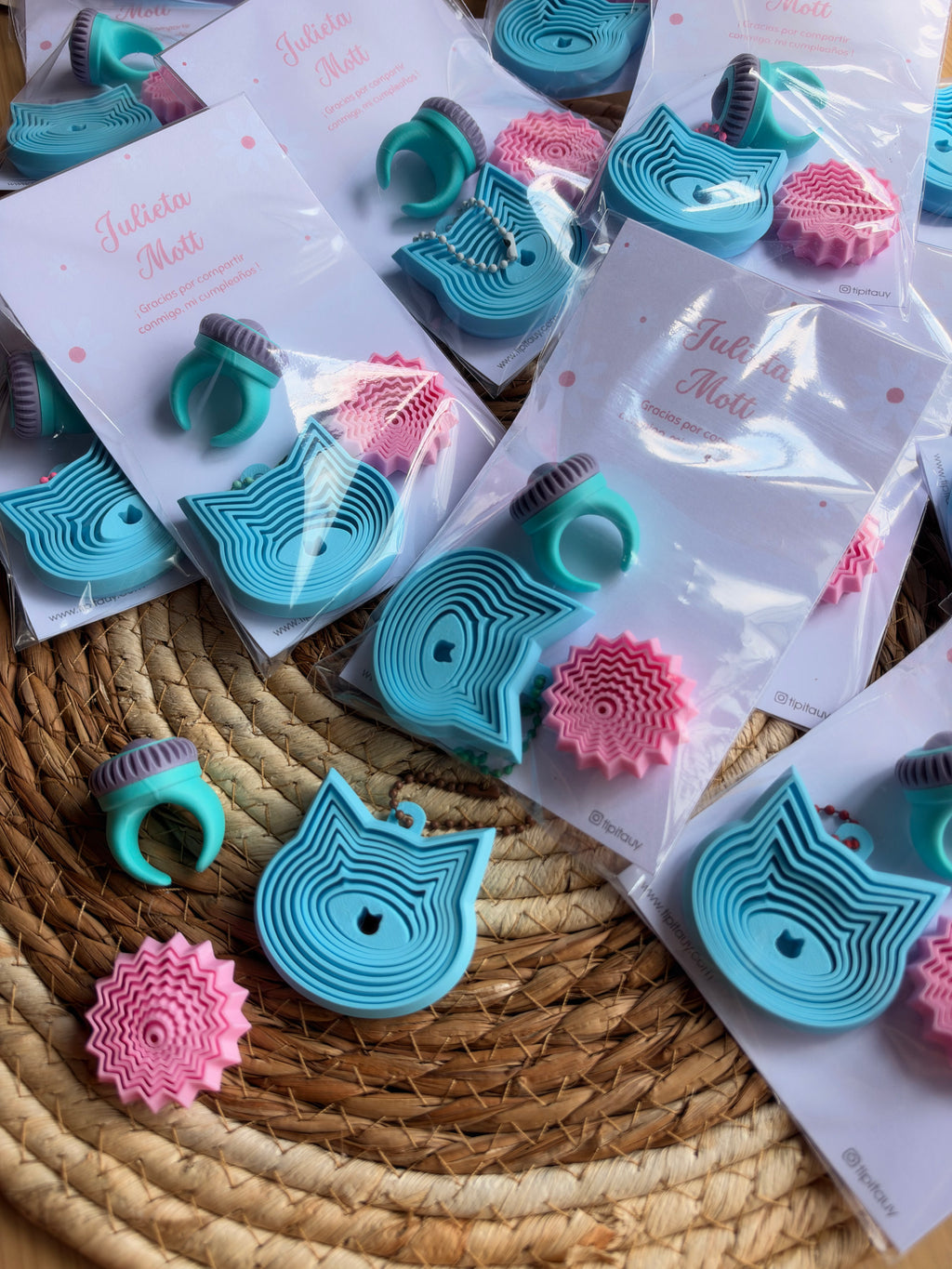 Bolsitas de sorpresitas preparadas con mini fidgets en colores combinados