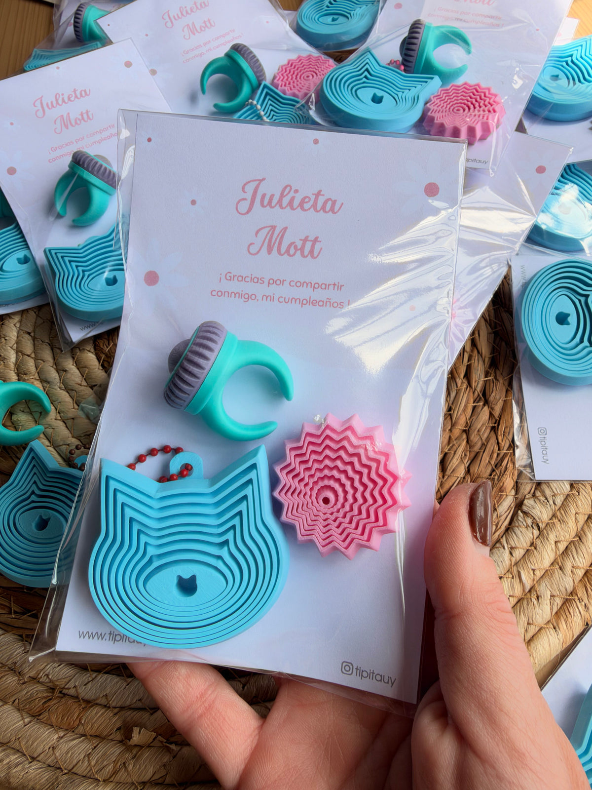 Bolsita de sorpresitas con tres mini fidgets y tarjeta, lista para regalar