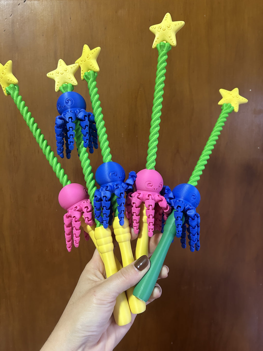 Varitas con pulpos articulados rosas y azules